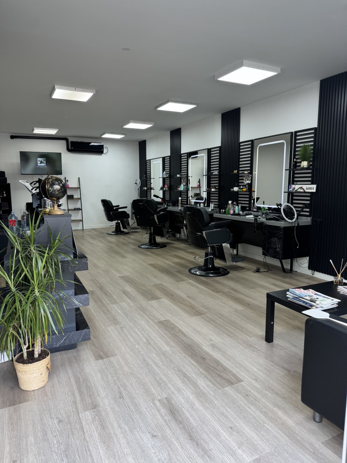 Barberstoelen en werkplekken in de academy